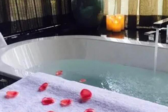 深圳盐田区水疗池中的失重冥想:当身体学会漂浮